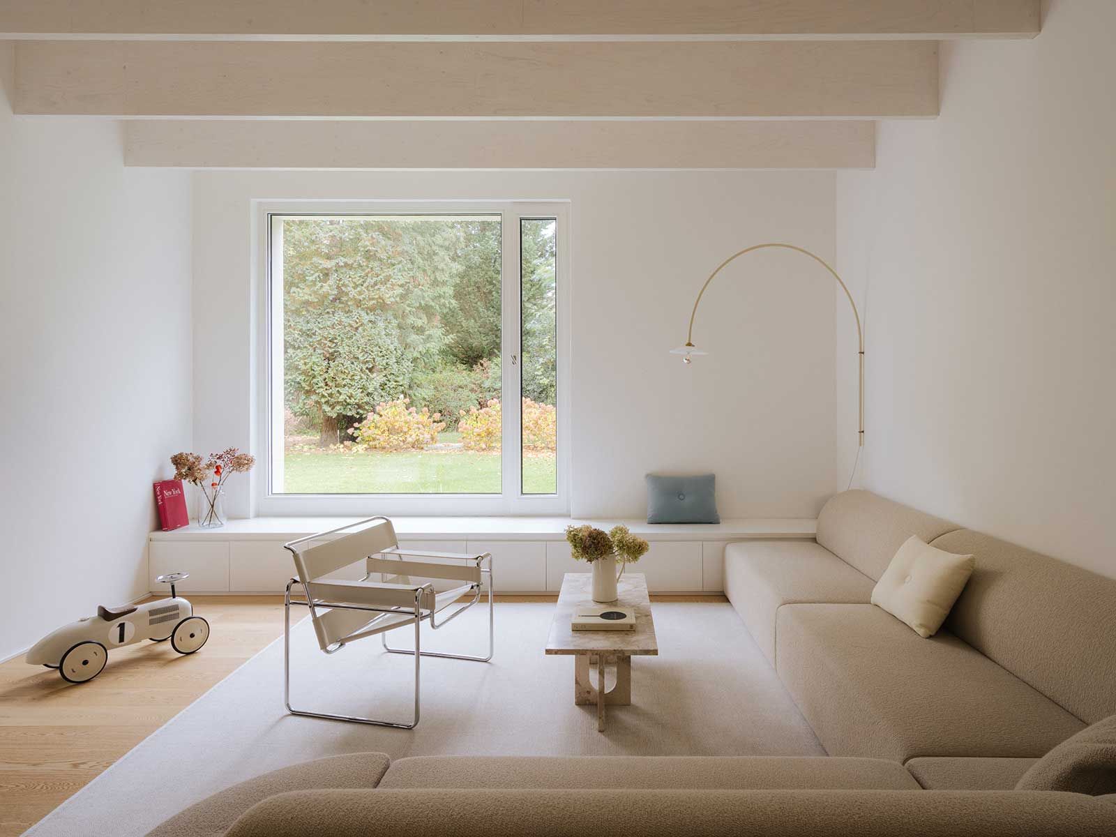 Die gezielt gesetzten Fensteröffnungen rahmen den Aussenraum.