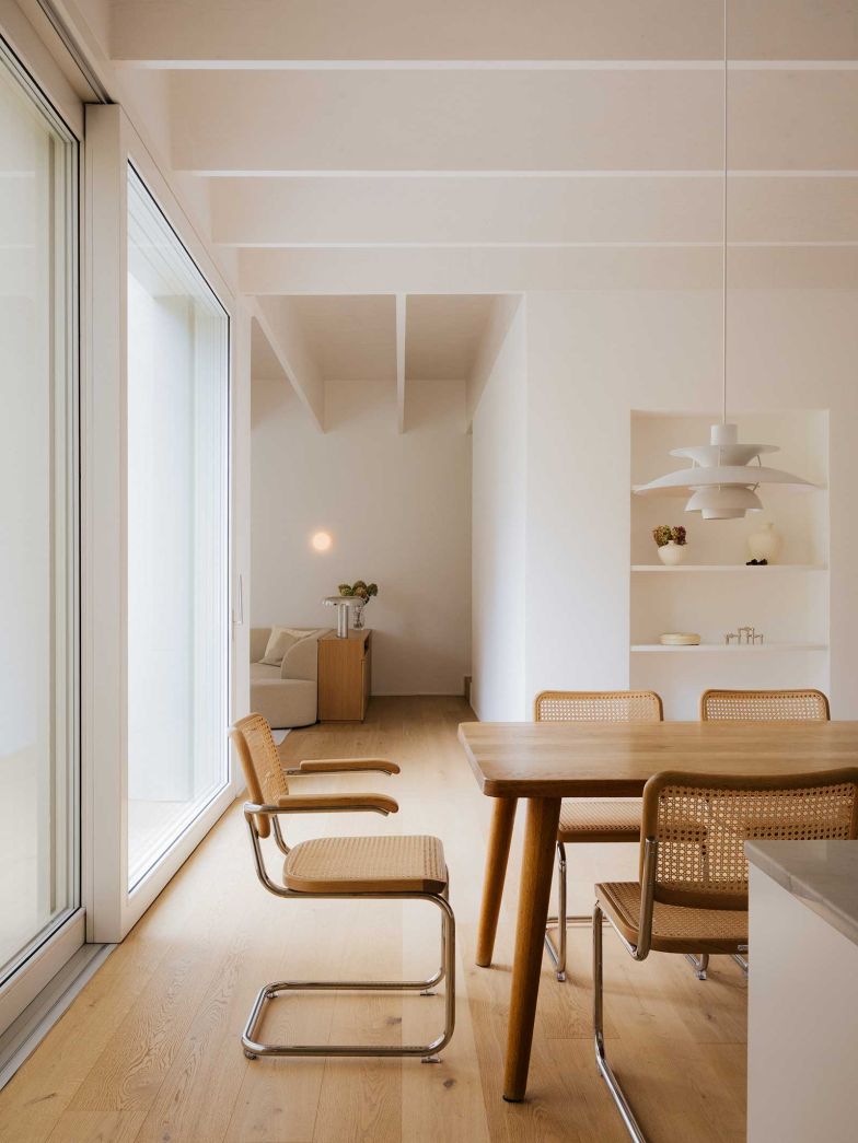 Am Essplatz sorgen die Leuchte «PH 5» von Louis Poulsen und die Schwingstühle «S 64» von Thonet für stilvolles Ambiente.