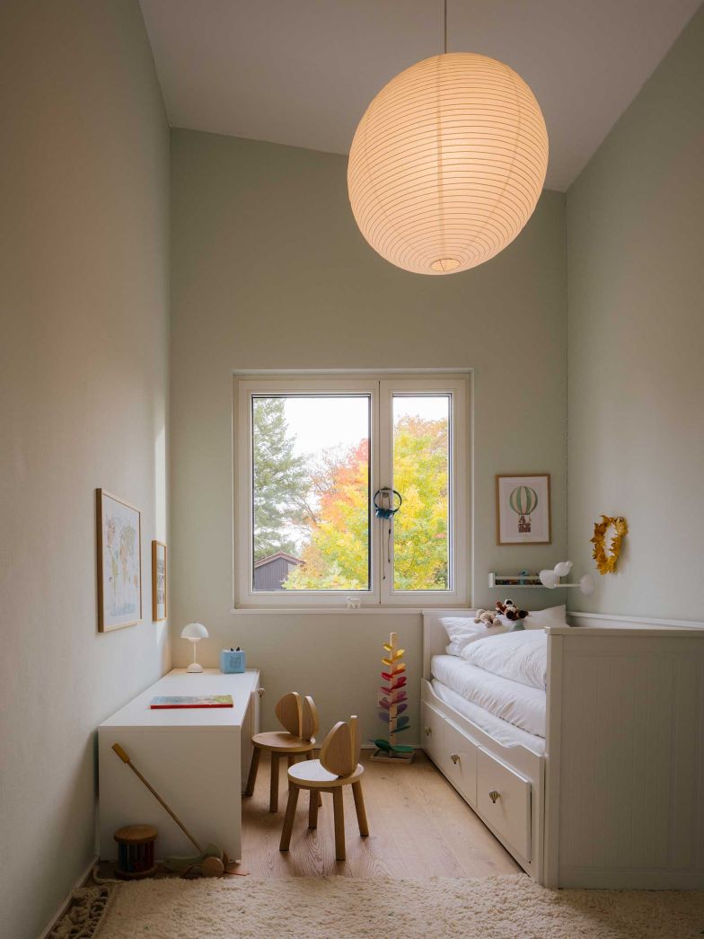 Im Obergeschoss sind die Räume an die Giebelform angepasst.