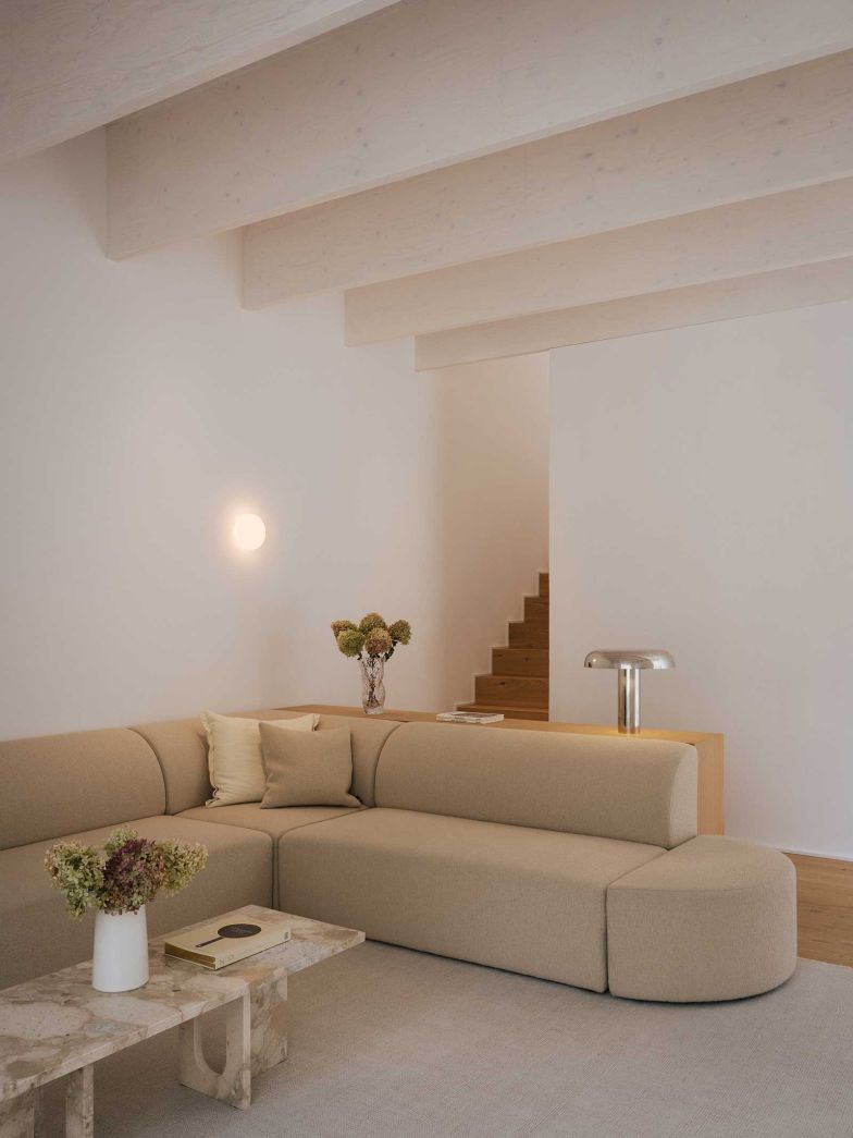 Die hohen Räume und die filigrane Holzdecke schaffen eine lichte, einladende Atmosphäre.