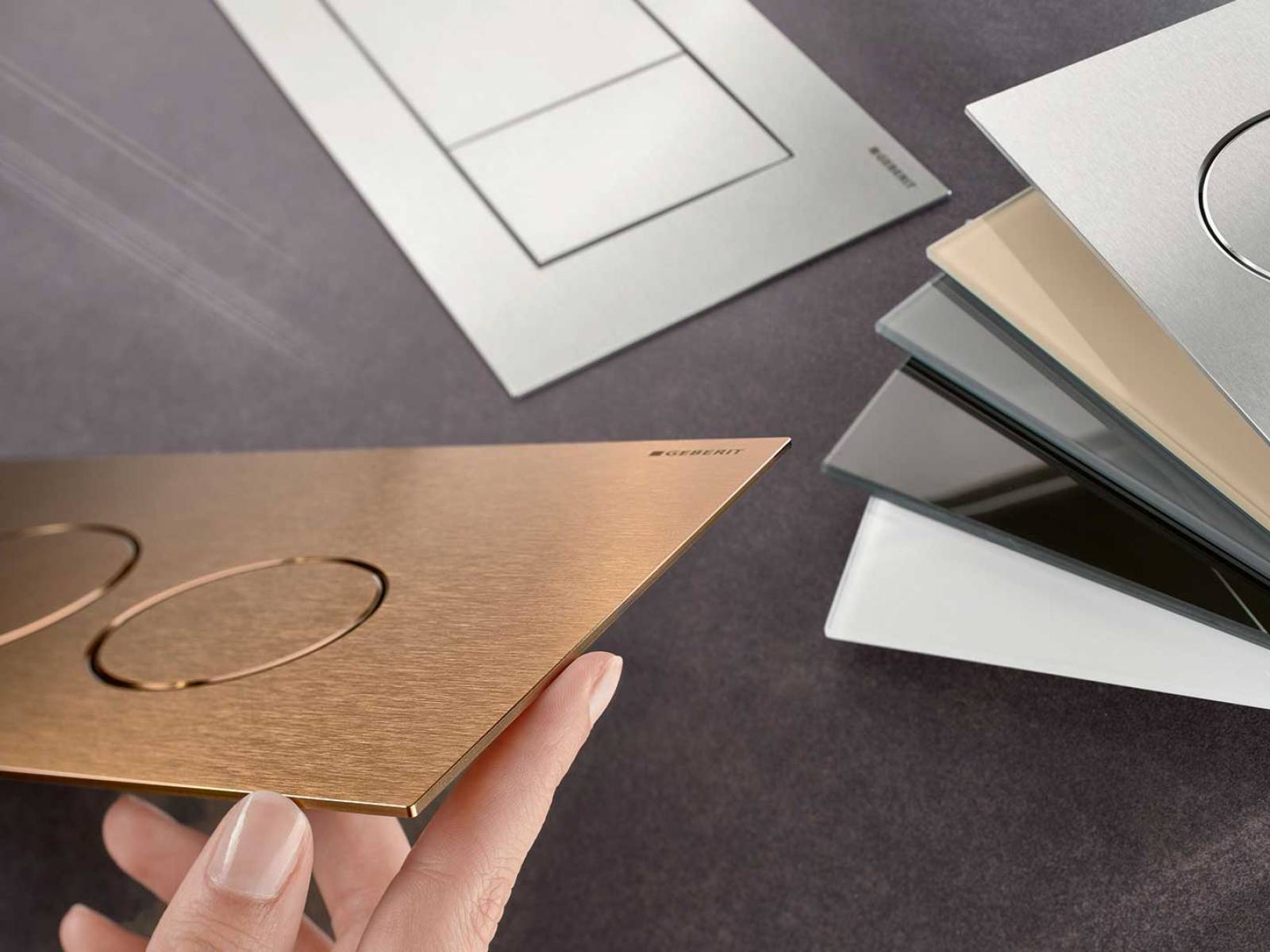 Nur vier Millimeter genügen, um Präsenz zu zeigen: Die Betätigungsplatte «Sigma40» inszeniert Funktion als Gestaltungselement. In Glas oder Metall, mit feinen Rundungen oder klarer Geometrie, entsteht ein Spiel aus Licht, Tiefe und makelloser Oberfläche. GEBERIT.