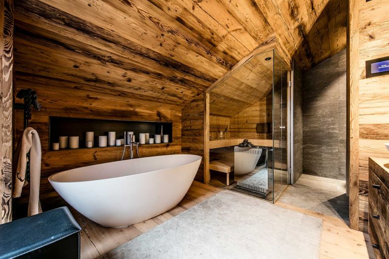 Sanfte Farbtöne und sorgfältig ausgewählte Materialien verwandeln das Bad in eine moderne Wellnessoase mit Hüttencharme.