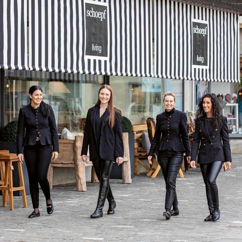 Kreativität und Stilsicherheit zeichnen das erfahrene Team von Schoepf Living in Chur aus. v.l.n.r.: Ariane Risslegger, Wohnberaterin. Stefanie Warnier, Innenarchitektin. Cornelia Crüzer,  Geschäftsführerin. Alessia Wachter, Wohnberaterin.