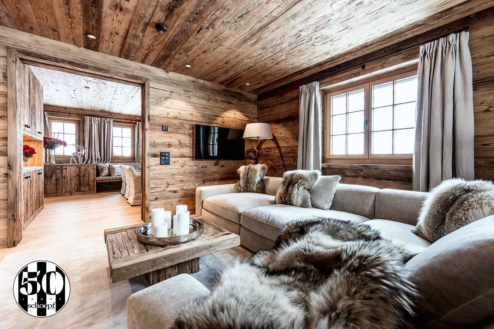 Chalet in den Bergen: Das Sofa von Poliform und Stoffe von Fine prägen hier den ikonischen Stil des modernen Alpen-Chic von Schoepf Living.