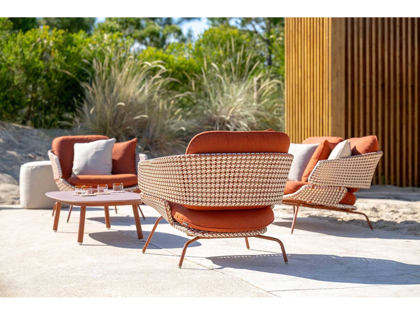 «Santiago» bringt sommerliche Leichtigkeit in den Aussenbereich: Handgeflochtenes Polyrattan in Forest Grün, Stone Beige und Urban Terracotta verdichtet sich zu einem kompakten Muster, das das Edelstahlgestell in Naturtönen umspielt und die ausdrucksstarke Präsenz der Gartenlounge unterstreicht. Foto: © studiovision.be, Raf Ketelslagers &amp; Ruud Lathouwers. HUNN GARTENMÖBEL.