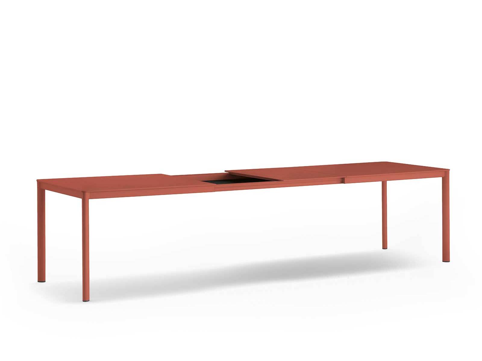 Im privaten Rahmen oder bei ausgelassener Tafelrunde beweist der ausziehbare Tisch «Alu» sein Talent als flexibler und ästhetischer Zeitgenosse. Mit einer qua­dratischen oder rechteckigen Tischplatte aus Aluminium oder High Pressure Laminate öffnet er sich dank eines mechanischen Montagesystems mühelos. Foto: Ottavio Tomasini. PEDRALI.