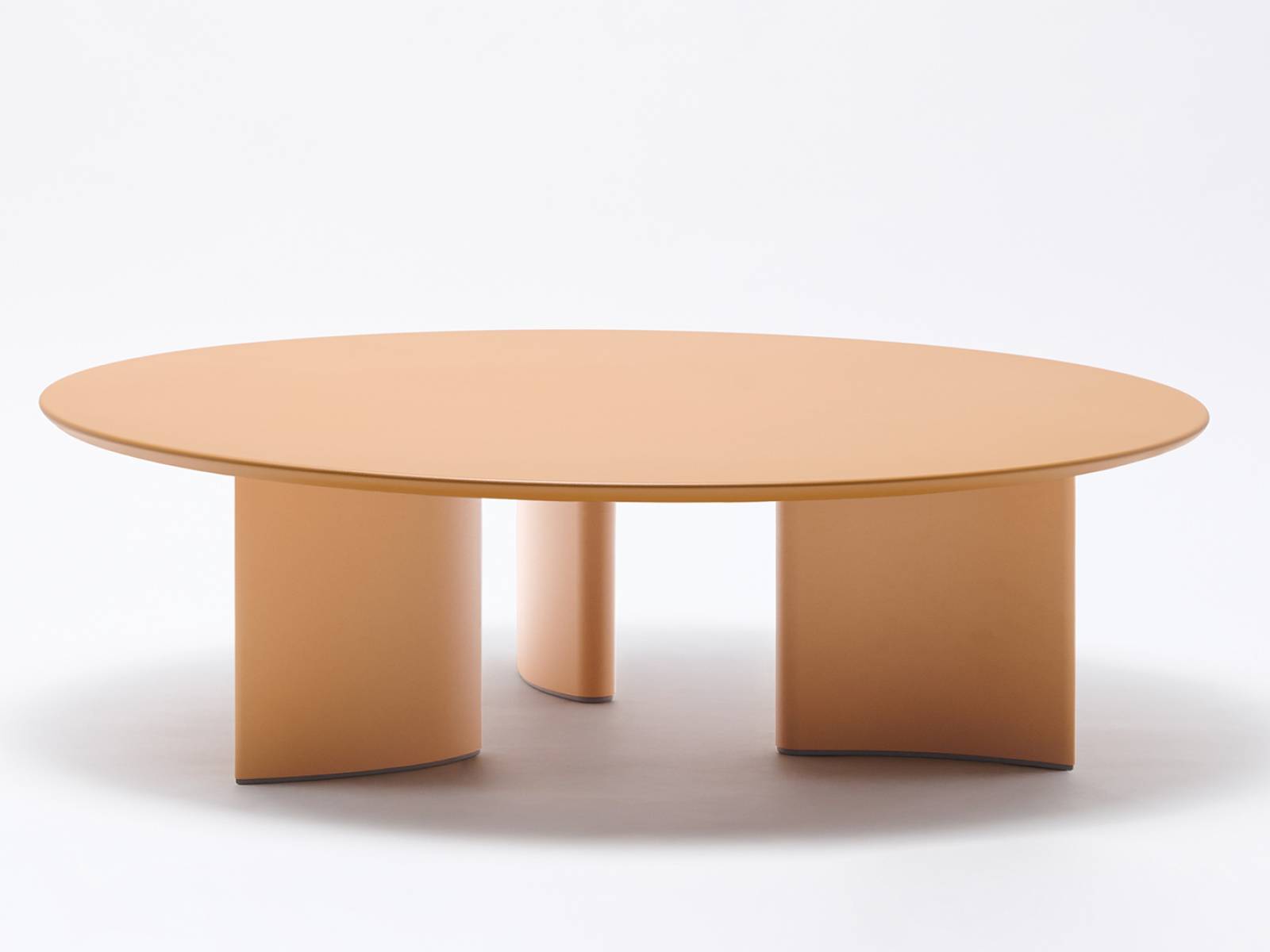 Mit der Wahl aus drei Farben und Formen passen sich die Couchtische «Naca» dem Geschmack ihrer Besitzer­Innen an. Für die wohlproportionierten Tische mit markanten Beinen aus Aluminiumdruckguss zeichnen die Designer Francesco Meda und David Quincoces verantwortlich. FAST.