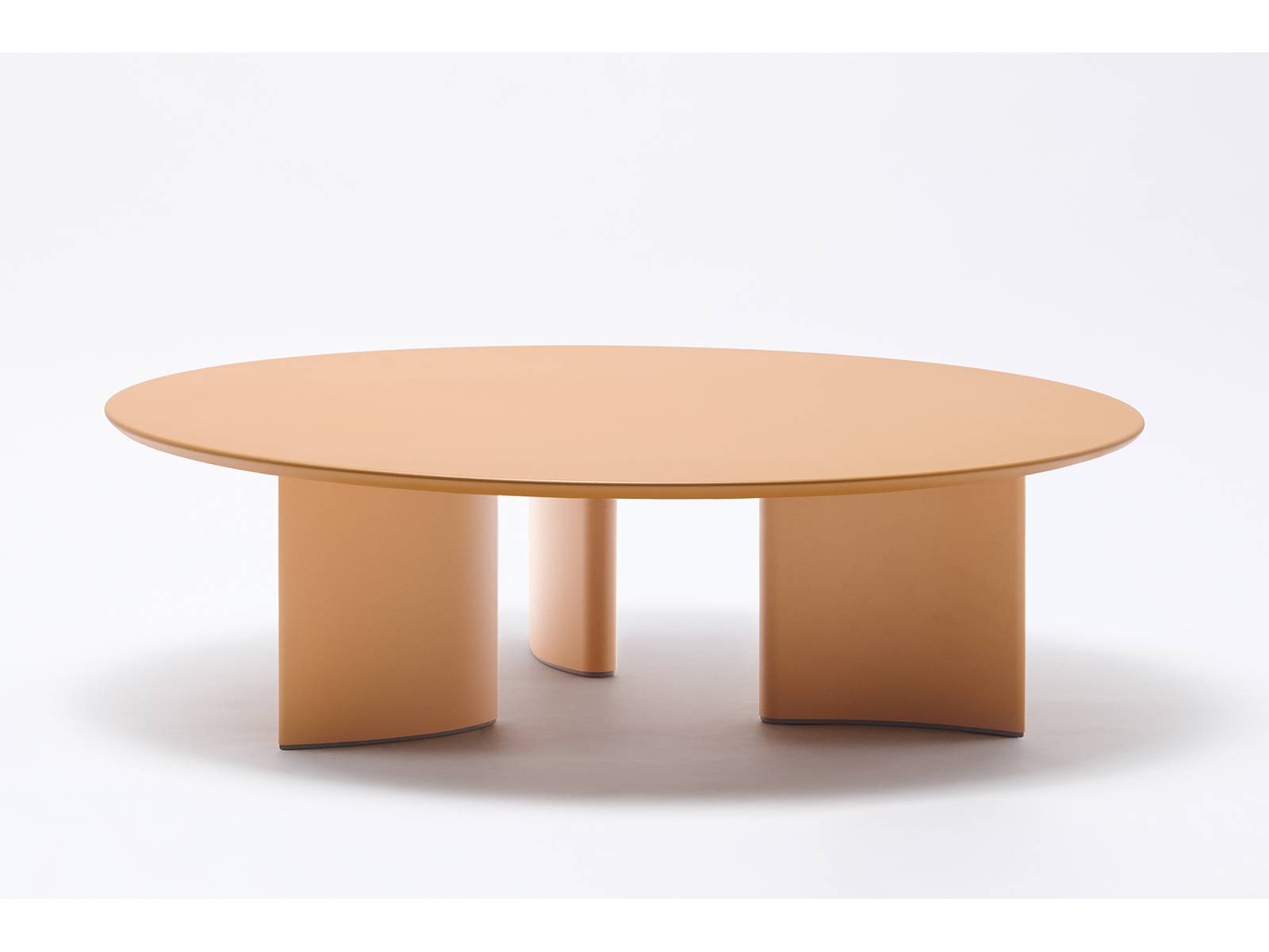 Mit der Wahl aus drei Farben und Formen passen sich die Couchtische «Naca» dem Geschmack ihrer Besitzer­Innen an. Für die wohlproportionierten Tische mit markanten Beinen aus Aluminiumdruckguss zeichnen die Designer Francesco Meda und David Quincoces verantwortlich. FAST.