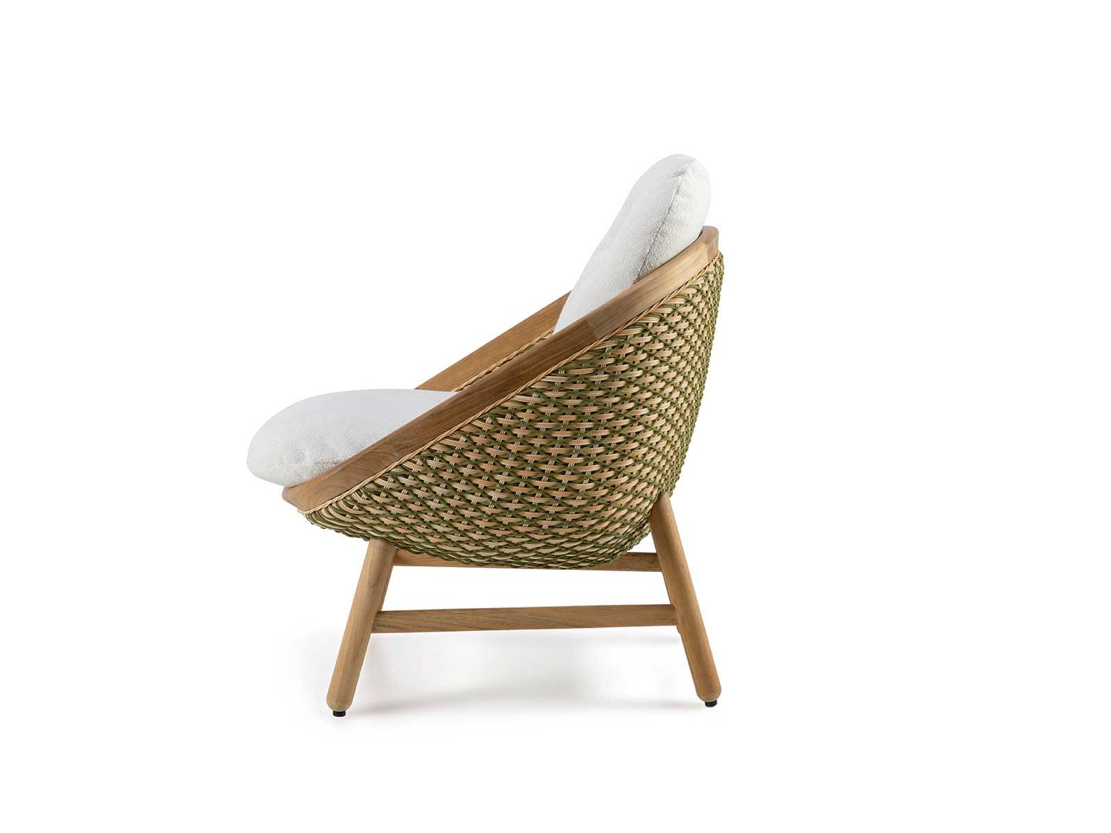 Im «Theodora» Lounge-Lehnstuhl weben sich handwerkliche Präzision und natürliche Anmut zum schützenden Kokon. Gebogenes Teakholz und ein olivfarbenes Flechtwerkrahmen die Sitzfläche, dessen rautenförmiges Muster eine feine Tiefe erzeugt. ETHIMO.
