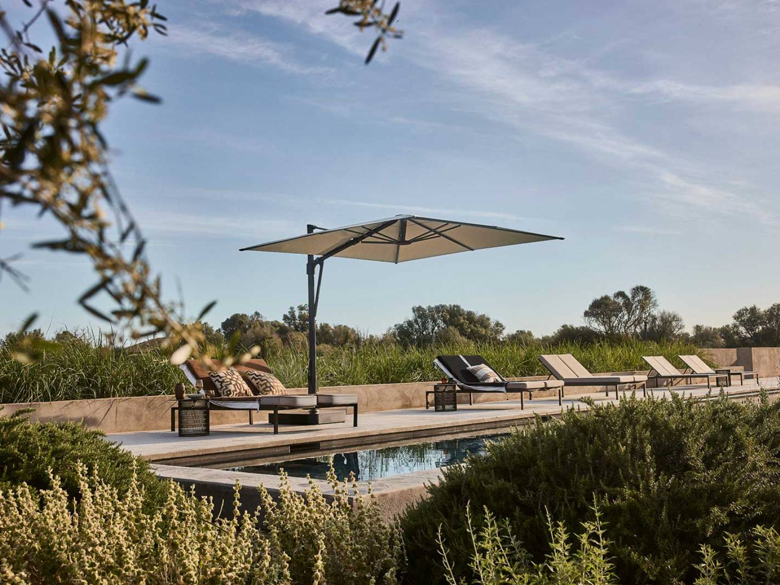 Das flache, fast schwebende Schirmdach des neuen Modells «Vita Sfera» überzeugt nicht nur ästhetisch. Mit einem UV-Schutz bis 98 Prozent, einer Neigbarkeit bis 54 Grad und einer bequemen 360-Grad-Rotation bündelt Glatz hohe Funktionalität in diesem Schirm. GLATZ.