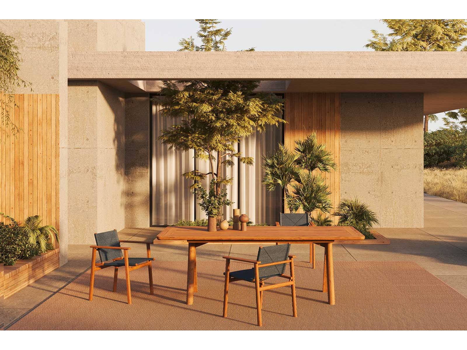 Seine reduzierte, materialsparende Form und nur 5 Kilogramm machen den Sessel «Tennis Match» von Kurt Ranger zum Leichtgewicht. Wie sein verstellbarer Vorgänger von 1990 überzeugt er durch wetterfestes Textilgewebe auf Teakholz – ein Materialmix von mediterranem Flair. Im Bild mit Tisch «Dario». FISCHER MÖBEL.