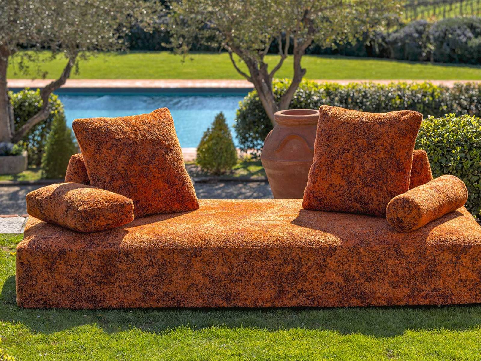 Raffiniert wie der Marmor, dem er nachempfunden ist, überträgt «Every Stone» dessen Tiefe und Farbvielfalt in ein wetter- und lichtbeständiges Outdoormöbel. Das unregel­mässige dreidimensionale Bezugsmaterial unterstreicht die typischen Farbnuancen, die von Carrara Statuary White über warm-goldenes Royal Yellow bis zu einem tiefen Imperial Red reichen. Foto Alessandro Moggi. EDRA.