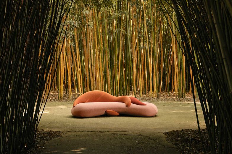 Elena Salmistraro entwarf mit «Loop» ein Objekt zwischen Möbel und Skulptur, bei dem verschiedene Volumen dynamisch ineinanderfliessen. Weiche Polster und Linien beschreiben eine endlose Umarmung, die zum Verweilen einlädt. ethimo.com