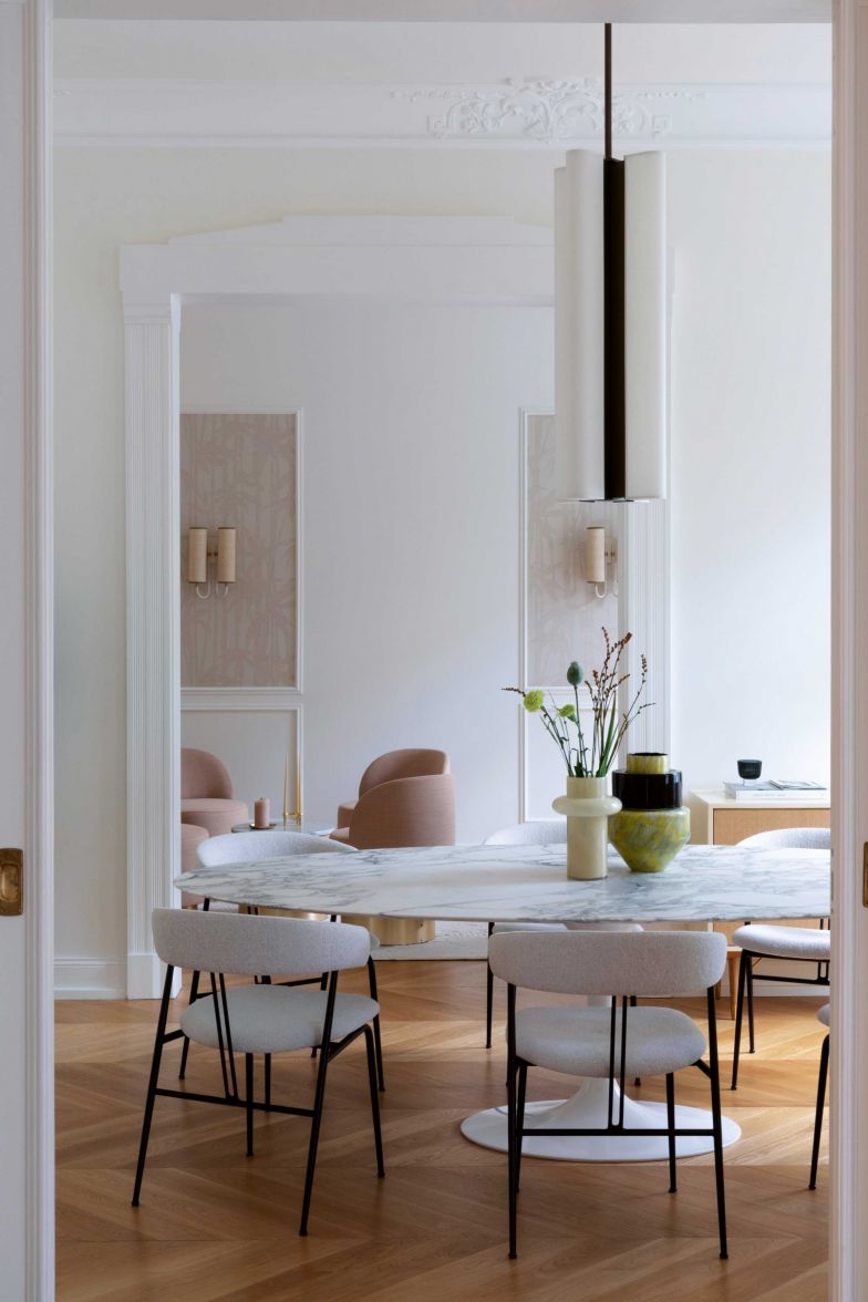 Im Esszimmer bilden der «Saarinen Table» von Knoll International und die Stühle «Violin» von Gubi ein luftig-leichtes Ensemble. Vasen der Pariser Künstlerin Marie Victoire Winckler schmücken den Tisch.