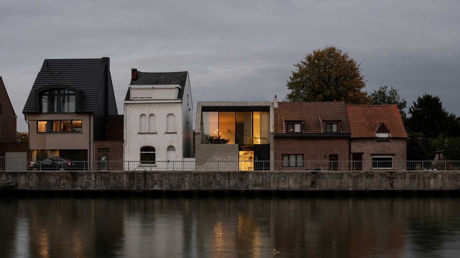 Das vom Studio Farris Architects entworfene «Canal House» fügt sich sich respektvoll in die Reihe der Wohngebäude am Kanal ein.