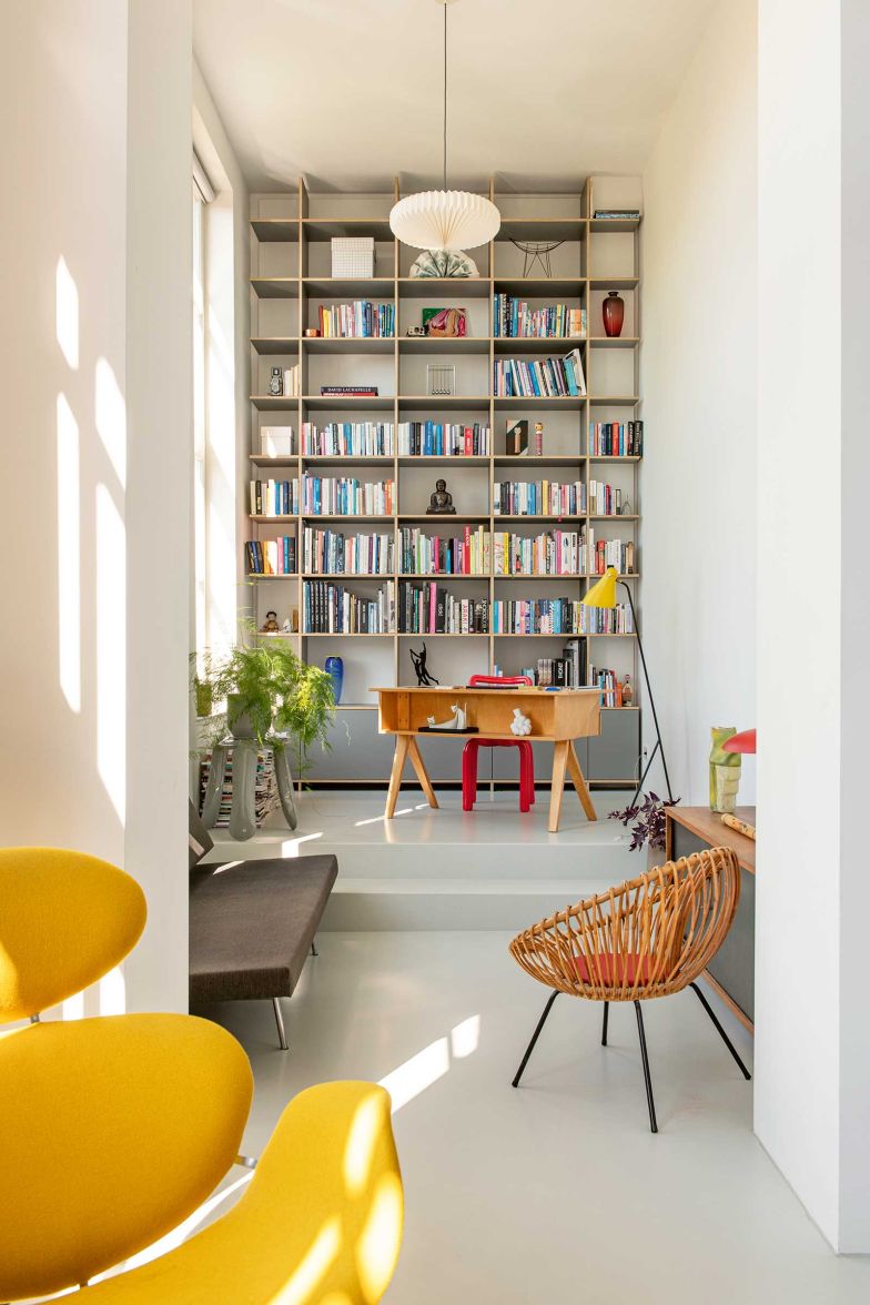 Das massgefertigte Bücherregal steht hinter einem «Pastoe»-­Schreibtisch von Cees Braakman. Der «Chubby Chair» von Dirk van der Kooij war Michelles Geschenk an Martijn. Stehleuchte «Modell 1503» von J.J.M. Hoogervorst für Anvia. 