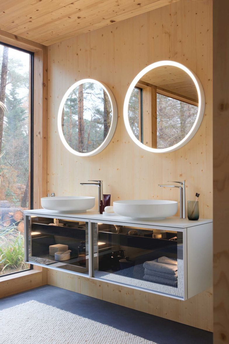 In derselben Formensprache ergänzen runde und rechteckige Spiegel sowie Spiegelschränke mit integrierter LED-Beleuchtung das Badmöbelprogramm. 