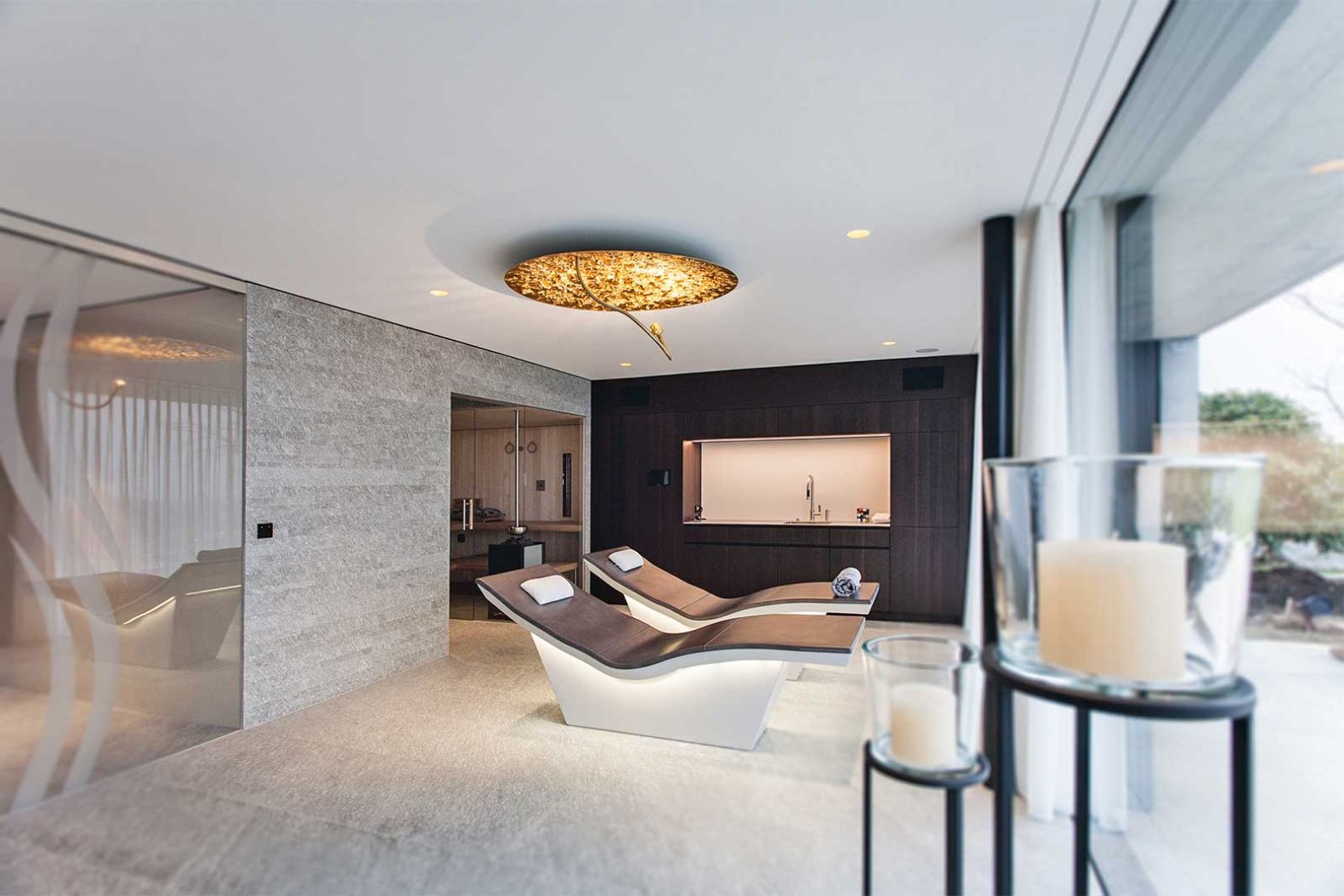 In diesem privaten Wellnessbereich dominiert der Naturstein «Soglio Quarzit»: Fein geschliffene Bodenbahnen mit einer Breite von 40 Zentimeter treffen hier auf präzisionsgespaltene Wandriemen, bei denen die Aussenkanten alle auf Gehrung gearbeitet sind. Im Aussenbereich wurde derselbe Stein verwendet, was optisch eine natürliche Verbindung zum Innenraum schafft. stonegroup.ch