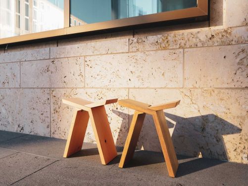 David Lunt und Lorenz Hahne arbeiten mit einem klaren Anspruch: jedes Möbelstück soll lokal, nachhaltig und handwerklich perfekt gefertigt sein. Das Label Luha.Wood aus Zürich-Wollishofen verarbeitet ausschliesslich zertifiziertes Schweizer Holz und legt Wert auf präzise, materialgerechte Konstruktionen. Ein Highlight ist der «papillon tabouret»: ein Hocker, der mit minimalem Materialeinsatz auskommt und ganz ohne Werkzeug zusammengesetzt wird. Zwei abgewinkelte Holzelemente greifen ineinander und bilden eine stabile Konstruktion. Maserungen, Äste und natürliche Unregelmäßigkeiten bleiben sichtbar und machen jedes Stück einzigartig. LUHA.WOOD, https://luhawood.ch