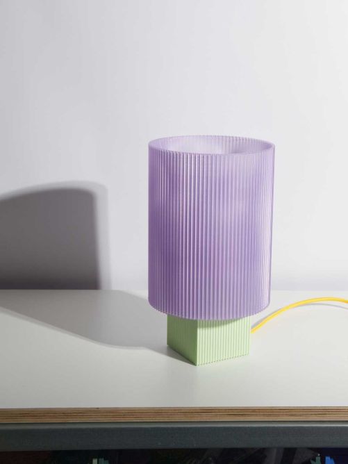 «Dual» ist eine Leuchtenserie, die sich durch Kontraste auszeichnet. Zwei Teile, rund und eckig, innen und aussen, gross und klein, analog und digital, lichtdurchlässig und undurchsichtig. Simon Balmer, Gründer von Studio Filou, entwirft nützliche Dinge – und hinterfragt den Status quo mit einem Augenzwinkern. Das Label steht für Design, das Sinnlichkeit und Funktion verbindet, das Leichtigkeit in den Alltag bringt und den Menschen wieder in den Mittelpunkt stellt. Es geht um Dinge, die Geschichten erzählen, die uns berühren, die uns einen Moment innehalten lassen – und uns daran erinnern, dass im Alltag noch Platz für Spiel und Neugierde ist. STUDIO FILOU, https://studiofilou.ch