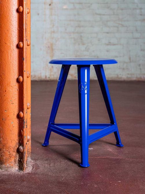 Mit dem Modell 1 brachte Rowac 1909 das weltweit erste Sitzmöbel aus leichtem Stahlblech auf den Markt und gab damit den Startschuss für die Entwicklung ergonomischer Sitzmöbel. Zahlreiche Fabriken und Schulen wurden mit dem «Rowac-Schemel» ausgestattet. In den 1920er Jahren erfreute sich das Möbelstück so grosser Beliebtheit, dass Architekten es gezielt für ihre Projekte wählten, so auch Walter Gropius, der den Schemel in seinem Bauhausgebäude in Dessau einsetzte. Zum Jubiläum der Blickfang wird es den Schemel passend zur Messe in der Farbe Magenta geben (im Bild die «Blueprint Edition»). rowac.ch
