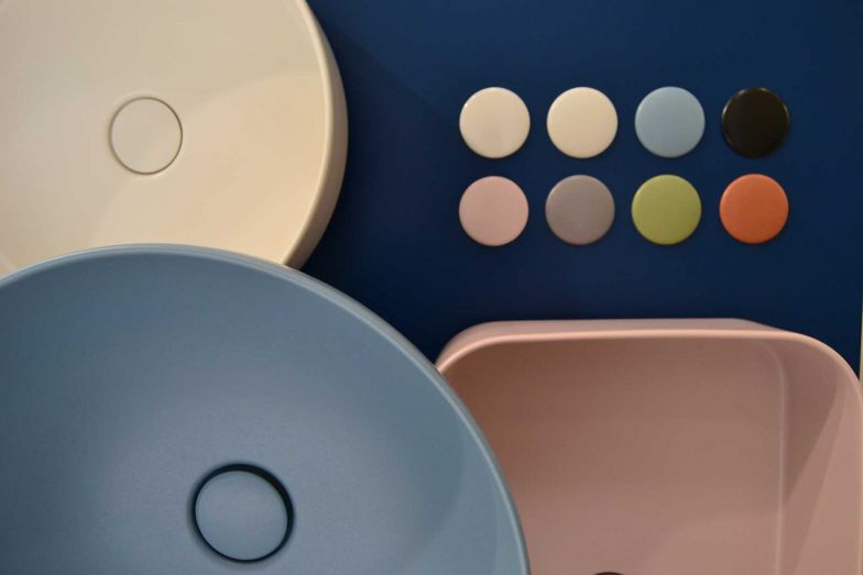 Keramik in ausdrucksstarkem Farben setzen Statements im modernen Badezimmerambiente und verbinden traditionelle Handwerkskunst mit zeitloser Eleganz.