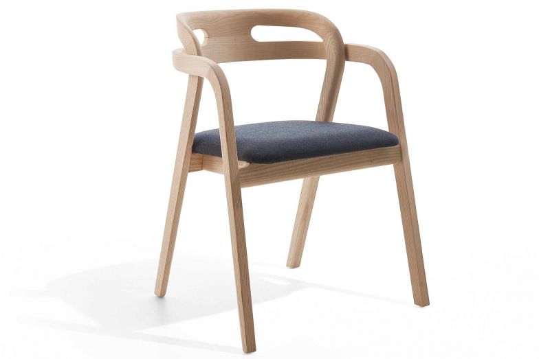 Für die italienische Manufaktur Passoni entstanden schon insgesamt drei Möbelserien. Dieser Stuhl stammt aus der Kollektion «Genea», die von der italienischen Vereinigung für  Industrial Design mit dem Preis für Innovation und nachhaltiges Design ausgezeichnet wurde.
