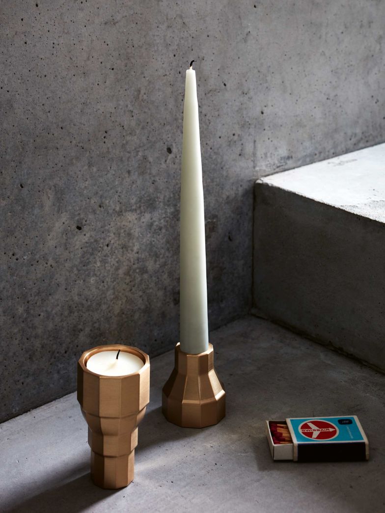 Die Form dieser Kerzenhalter kommt einem natürlich bekannt vor. Aber wofür steht sie genau? Kevin Seitz und Rob van Wyen sind Meister darin, traditionelle Elemente neu zu denken – zum Beispiel hölzerne Fahreimer.