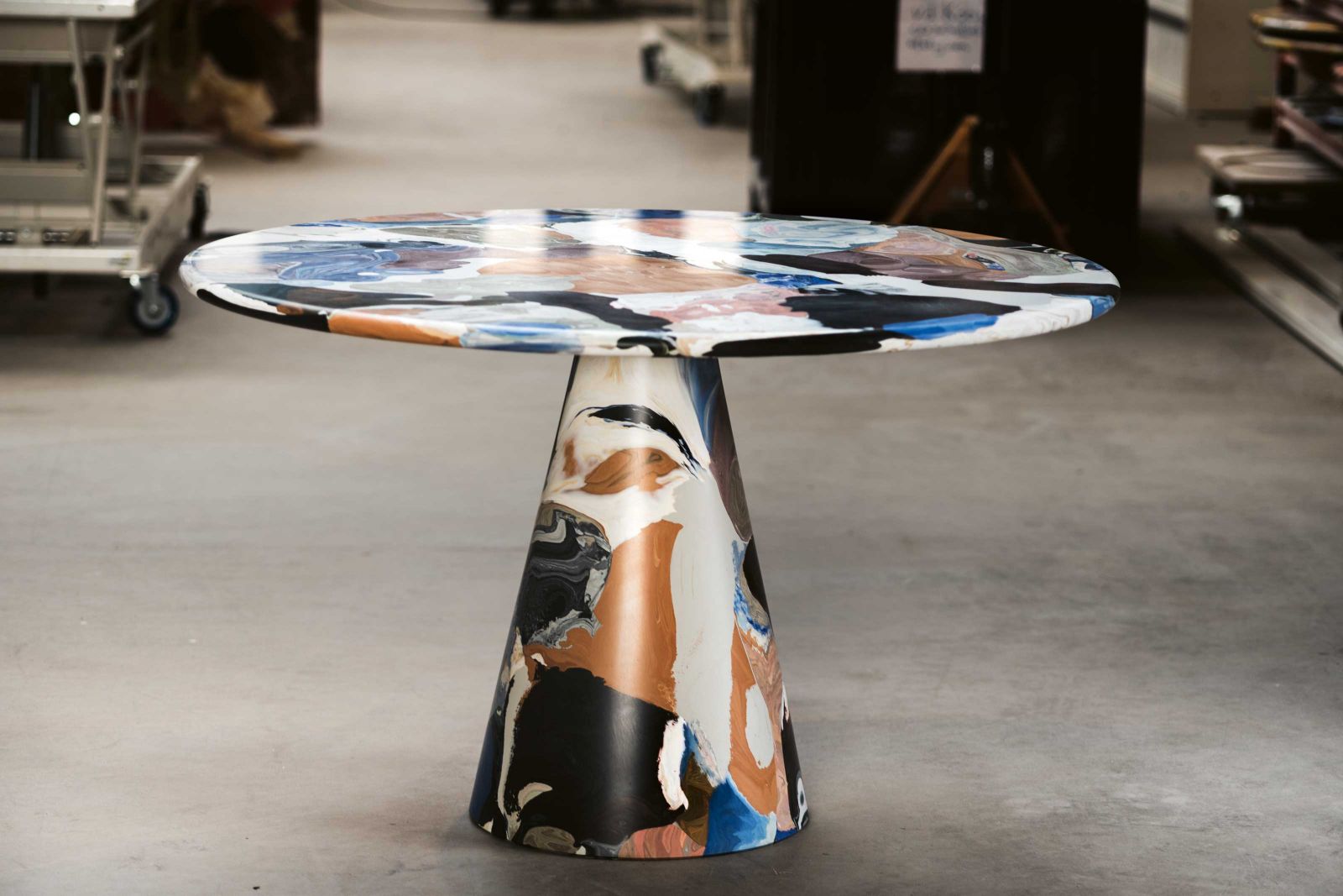 Ein Tisch, ein Kunstwerk, ein Statement: Jeder «Meltingpot-Table» sieht anders aus. Und ist das Ergebnis von Re-Recycling, denn als Ausgangsmaterial dienen wiederverwendete Prototypen oder verunglückte 3D-Drucke aus der hauseigenen Werkstatt. Die Farbpalette konzipiert Dirk van der Kooij auf Kundenwunsch, so dass der Tisch am Ende perfekt zum Interieur passt.