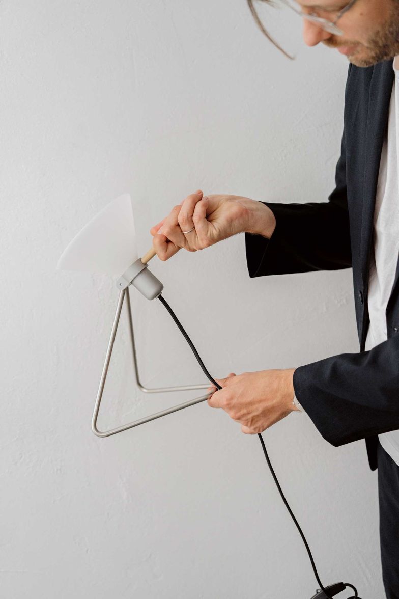 Neben der Arbeit für Sār Studio arbeitet Pascal Hien auch für europäische Designmarken, hier die Leuchte «Spot» für den dänischen Leuchtenhersteller Le Klint.