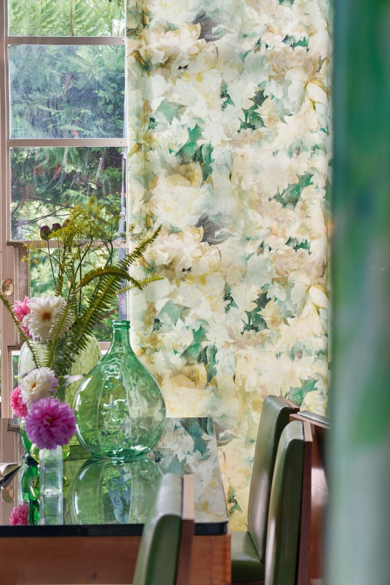 Der abstrakte Blumendruck «Fleurs de Jour» ist eine Komponente der neuen Kollektion Grandiflora Rose. Inspiriert von wilden Naturgärten aus dem frühen 20. Jahrhundert spiegelt sie Tricia Guilds Gespür für stimmungsvolle Designs in schönster Form wider.