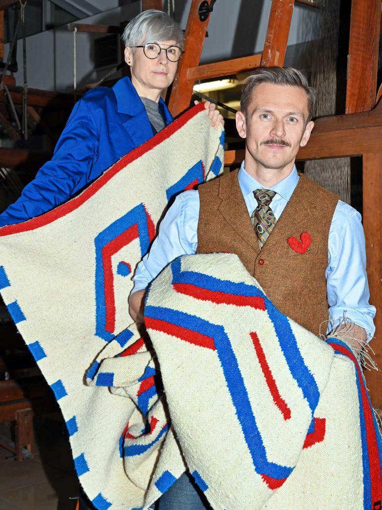 Im Warschauer Studio von Przemek Cepak hängen unzählige Teppiche an den Wänden. Mit geometrischen Mustern, in feinen Farbstellungen, allesamt handgewebt. Während der Pandemie hat der junge Pole Splot Kilim gegründet und dafür einen sicheren Job aufgegeben. Mit seinem Unternehmen leistet Cepak auch einen Beitrag zur Wiederbelebung einer jahrhundertealten Handwerkstradition, die Herstellung von Kelims. Nach dem politischen Umbruch der Neunzigerjahre und dem Zusammenbruch der Teppichindustrie drohte sie in Vergessenheit zu geraten. «Niemand wollte mehr polnisches Kunsthandwerk kaufen», erzählt Cepak. «Man orientierte sich lieber nach Westen.» Heute knüpft er bewusst an diese Tradition an und verbindet sie mit einer zeitgenössischen Designauffassung. Neben historischen Mustern aus den Zwanzigerjahren des letzten Jahrhunderts setzt Cepak vor allem auf die Zusammenarbeit mit zeitgenössischen DesignerInnen. Daraus entstehen in Bobowa bei Krakau und im ostukrainischen Hlynjany farbintensive Teppiche mit eigenwilligen, grafischen Mustern – etwa «New Poltava» von Zenovia Shulha oder «Wacław» von Dominika Krogulska-Czekalska (rechts im Bild). Cepak beobachtet ein zunehmendes Selbstbewusstsein in der polnischen Designszene. Diese greife internationale Trends schnell auf und setze sie mit eigenem Talent und Know-how um, sagt er.  Fotos Splot Kilim.