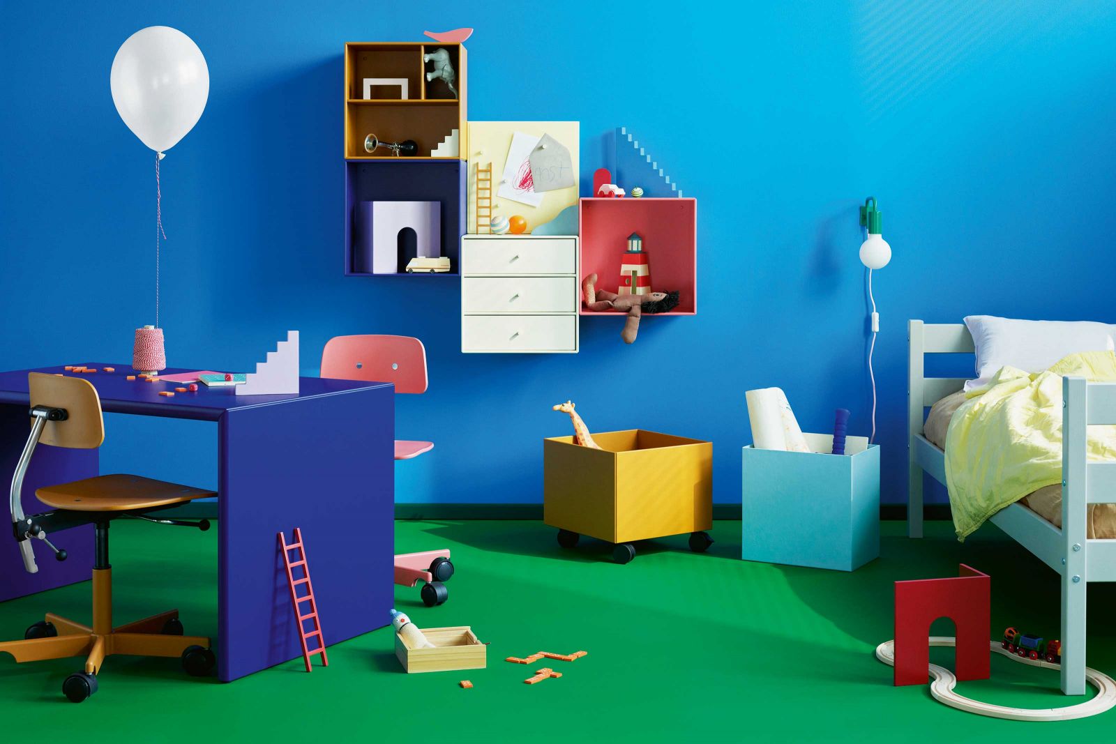 Die neue «Kids Collection» besteht aus einem kleinen Schreibtischstuhl, einem Tisch und Stauraummöbeln in fröhlichen Farben.