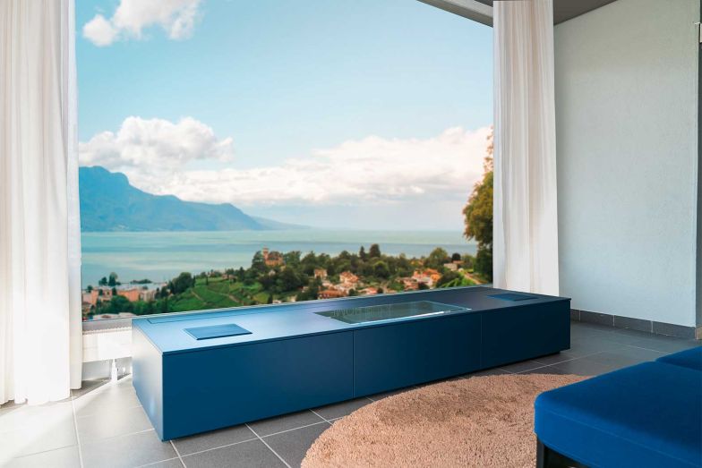 Im Lowboard ist die gesamte Technik diskret integriert: Beamer und Leinwand stehen per Knopfdruck jederzeit zur Verfügung. Für jede Raumsituation bieten sich perfekte Lösungen.