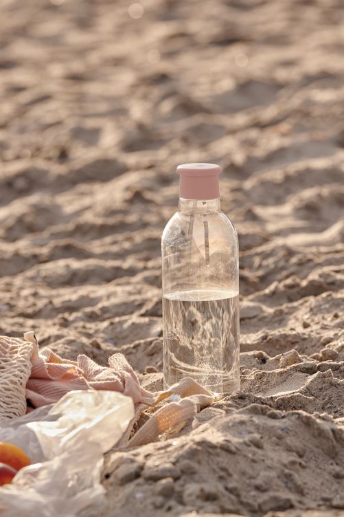 «Drink it» ist die Lösung für alle, die nicht auf leichte Wasserflaschen für unterwegs verzichten wollen. Das Behältnis des Kanadiers Francis Couyette fasst 0,75 Liter, hat einen Schraubverschluss und ist BPA-frei. Rig-Tig.