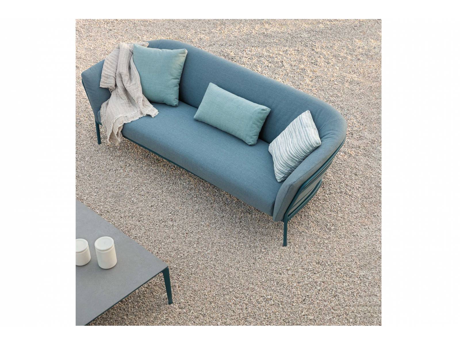 «Ria Soft» ist eine Sitzmöbelkollektion, die uns mit ihren geschwungenen Linien und weichen Polstern willkommen heisst. Die Farbtöne von Polster, Kissen und Gestell sind variabel und lassen sich in feinen Nuancen aufeinander abstimmen. Design: Alberto Lievore. FAST.