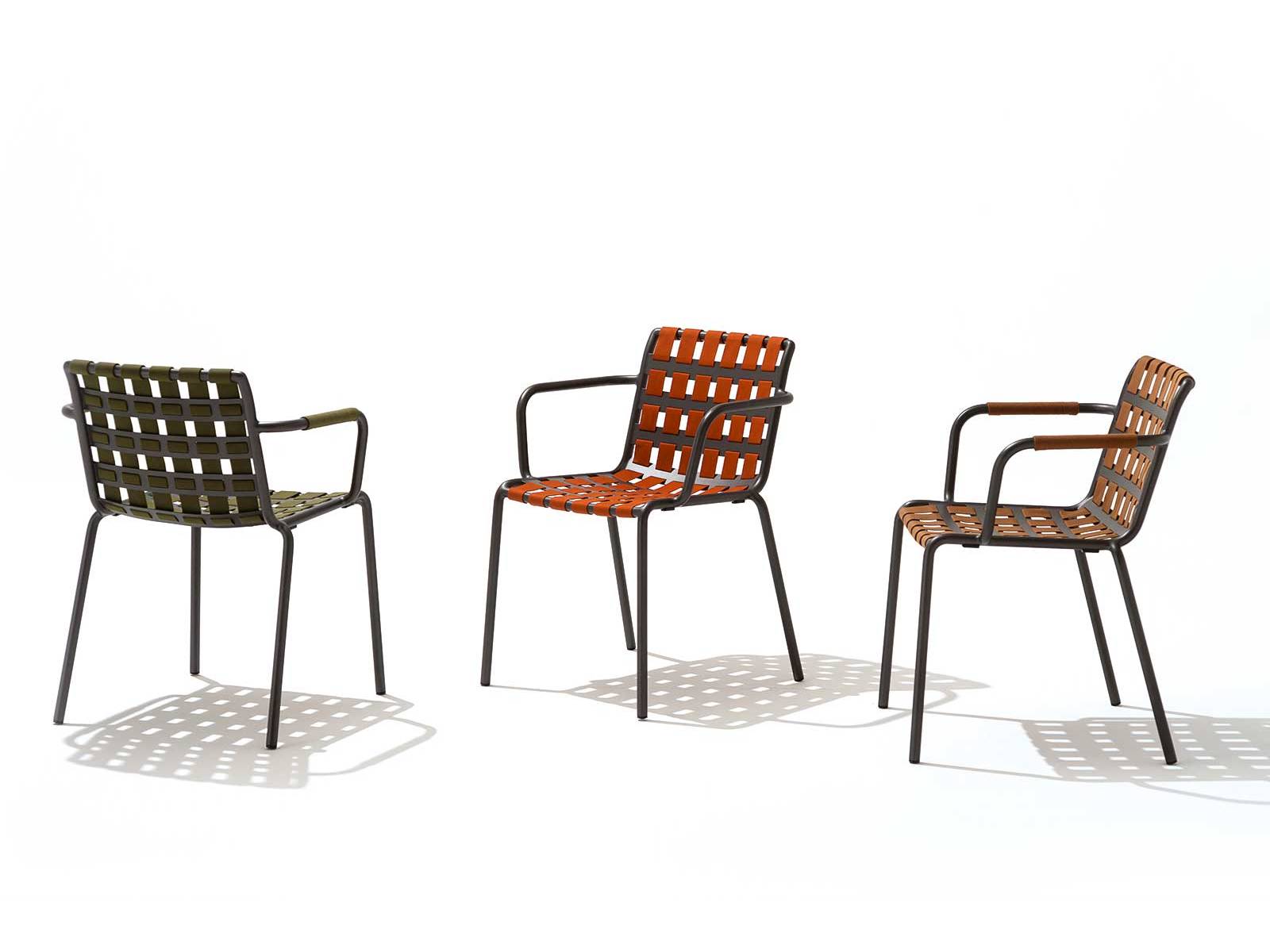 Mit «Erice» gibt Luca Pevere der sizilianischen Webkunst eine neue Form: Handgewebte Textilstrukturen treffen auf ein modernes Aluminiumgestell und verleihen den Stühlen nicht nur dekorative Raffinesse, sondern  auch hohen Sitzkomfort. Optional mit Kissen und ummantelten Armlehnen erhältlich. RODA.