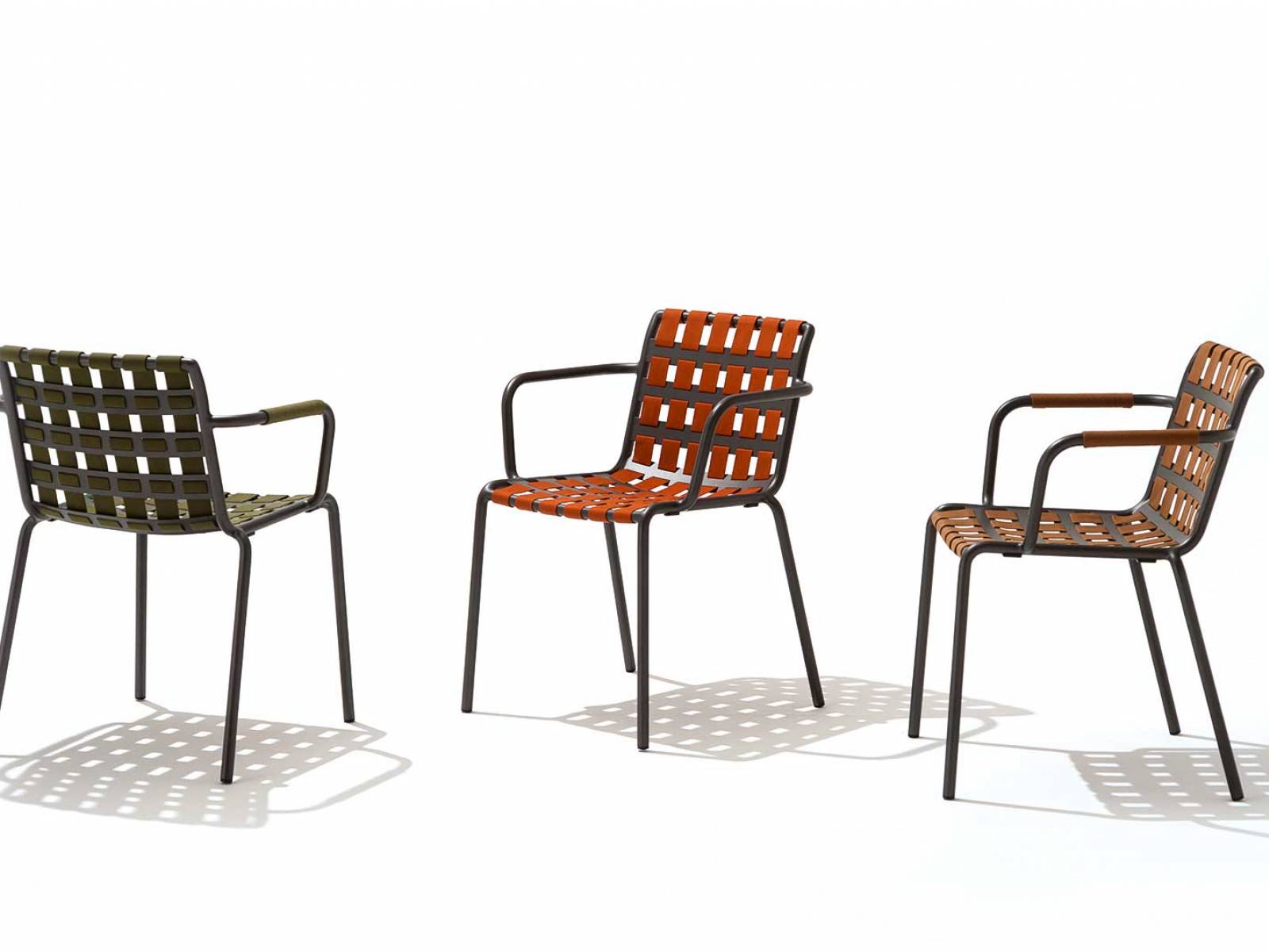 Mit «Erice» gibt Luca Pevere der sizilianischen Webkunst eine neue Form: Handgewebte Textilstrukturen treffen auf ein modernes Aluminiumgestell und verleihen den Stühlen nicht nur dekorative Raffinesse, sondern  auch hohen Sitzkomfort. Optional mit Kissen und ummantelten Armlehnen erhältlich. RODA.