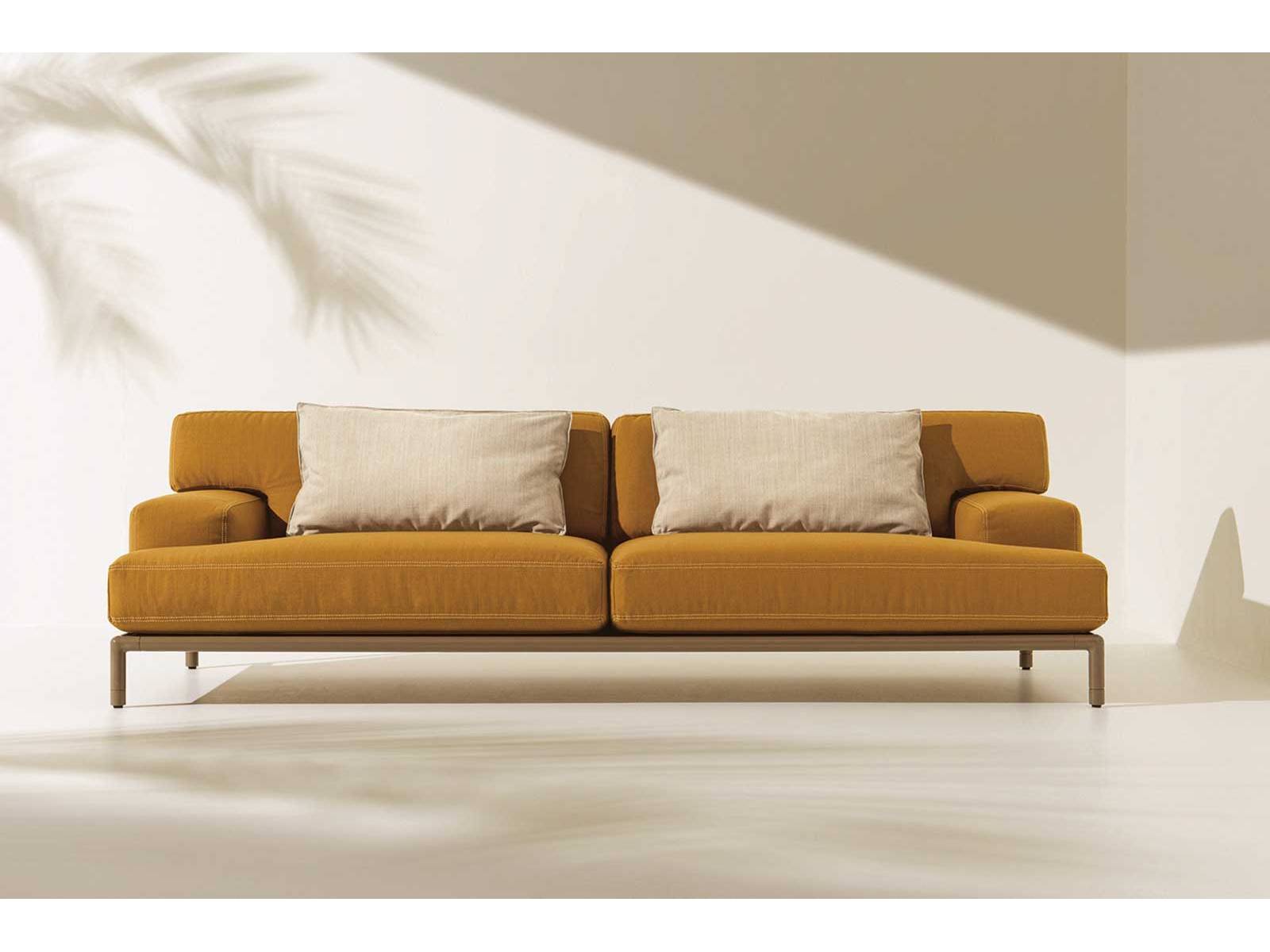 Die Kollektion «Lodge» von Christophe Pillet erinnert an malerisch in die Natur eingebettete Savannen-Lodges. Mit warmen Erdtönen, grosszügigen Formen und zeitgemässem Design versprüht sie deren entspannte Wärme und stilvolle Gemütlichkeit. ETHIMO.