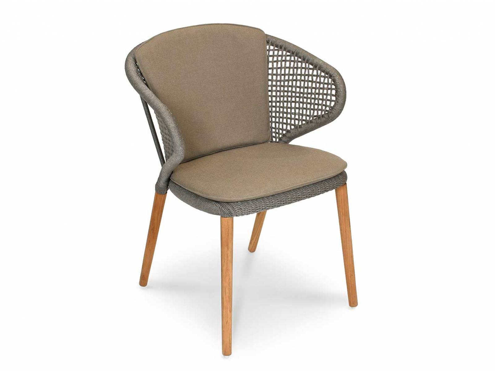«Faro» präsentiert sich in neuem Gewand mit einem Geflecht im Farbton Pizarra, das seine Leichtigkeit noch unterstreicht. Wahl­weise ist der markant geformte Sessel mit einem Gestell aus Teakholz oder aus anthrazitfarbenem Aluminium erhältlich. FISCHER MÖBEL.