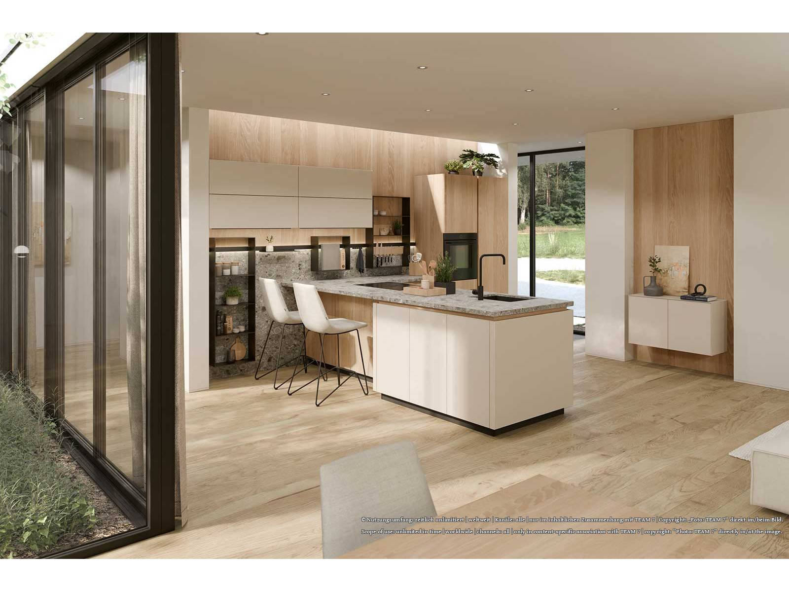 «Pur» setzt auf Schlichtheit. Die durchdachten ­Griffmulden der Küche prägen die klaren Linien von Hoch- und Unterschränken und lassen bei Kochinseln die Arbeits­platte leicht schweben. Massivholzfronten betonen die natürliche Wärme. Modulare Nischen aus Aluminium schaffen offene Funktionalität. Erhältlich in verschiedenen Holzarten wie Eiche, Buche, Erle oder Nussbaum, entsteht so ein puristisches Design, das Raum und Material atmen lässt. TEAM7.