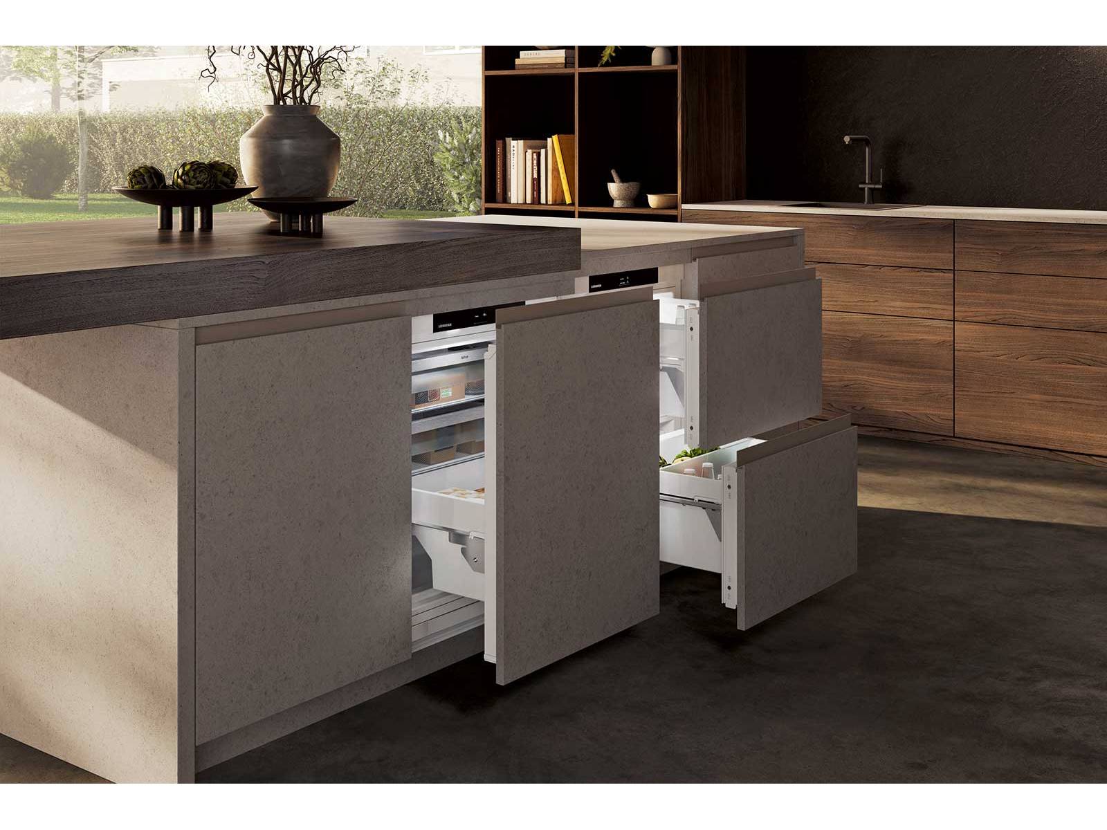 Der Unterbau-Gefrierschrank «SUFNPc 365i» fügt sich unauffällig unter die Arbeitsfläche ein und schafft dort wertvollen zusätzlichen Stauraum. Mit 75 l Volumen bietet er Platz für Vorräte, ohne den Raum zu dominieren. Ideal für alle, die kurze Wege, Ordnung und Komfort in der ­Küche schätzen. LIEBHERR.