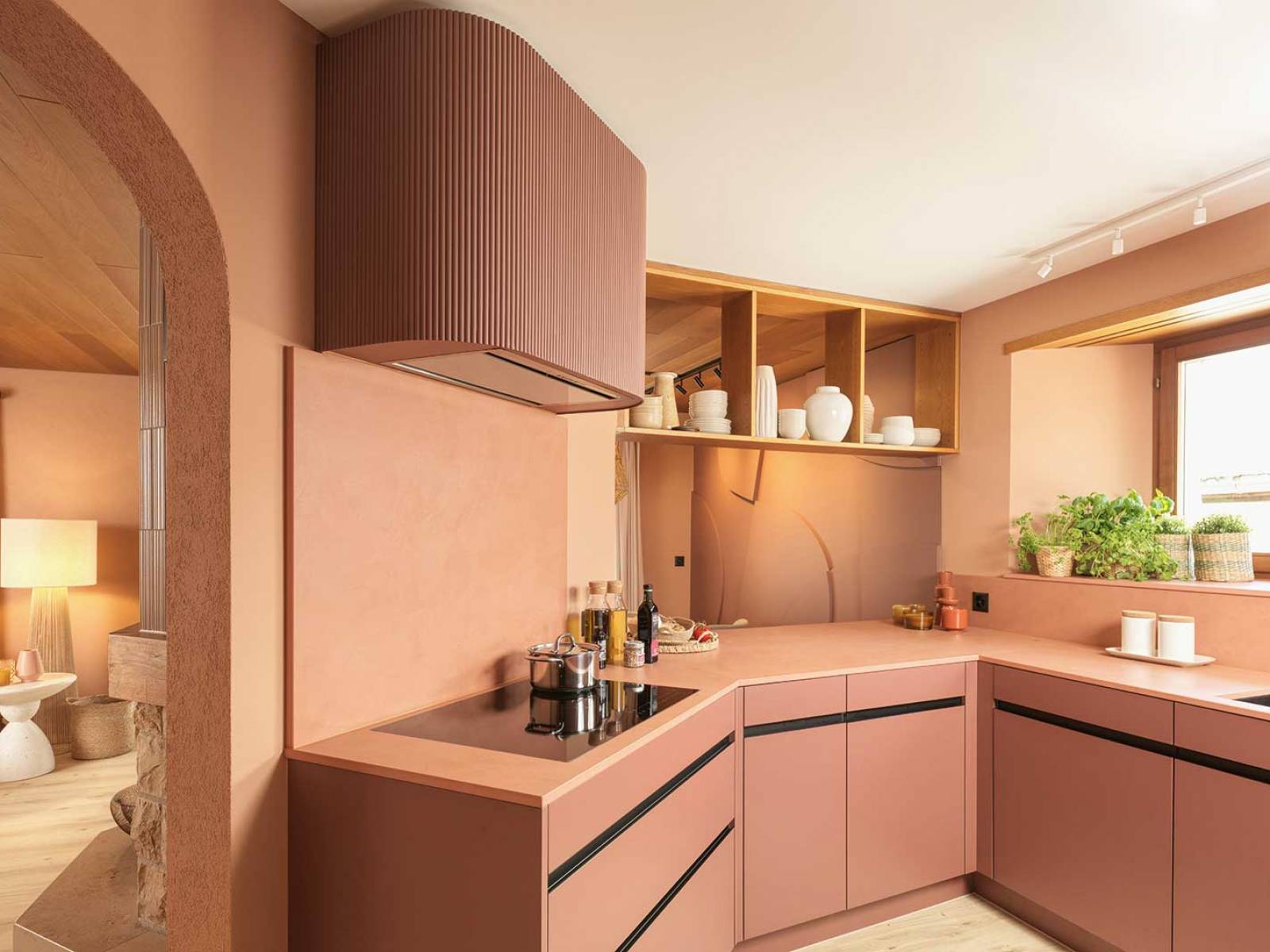 Die von Veriset umgesetzte Küche beeindruckt mit warmen Terracotta-Fronten, schwarzen Griffleisten und einer Dekton-Arbeitsplatte in der Farbe Umber. Durch hochwertige Geräte von Electrolux und Wesco sowie Details aus Eiche und Armaturen von Suter ­entsteht ein verspieltes und durchdachtes Design. VERISET.