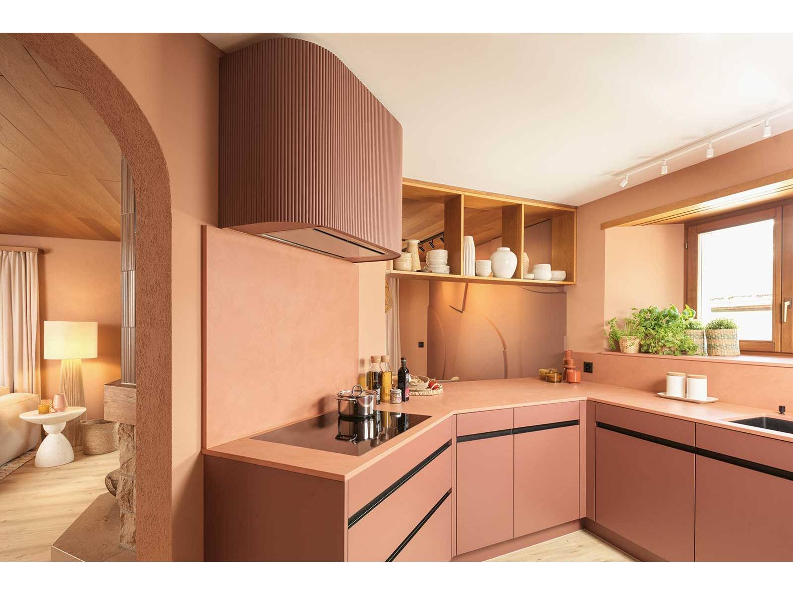 Die von Veriset umgesetzte Küche beeindruckt mit warmen Terracotta-Fronten, schwarzen Griffleisten und einer Dekton-Arbeitsplatte in der Farbe Umber. Durch hochwertige Geräte von Electrolux und Wesco sowie Details aus Eiche und Armaturen von Suter ­entsteht ein verspieltes und durchdachtes Design. VERISET.