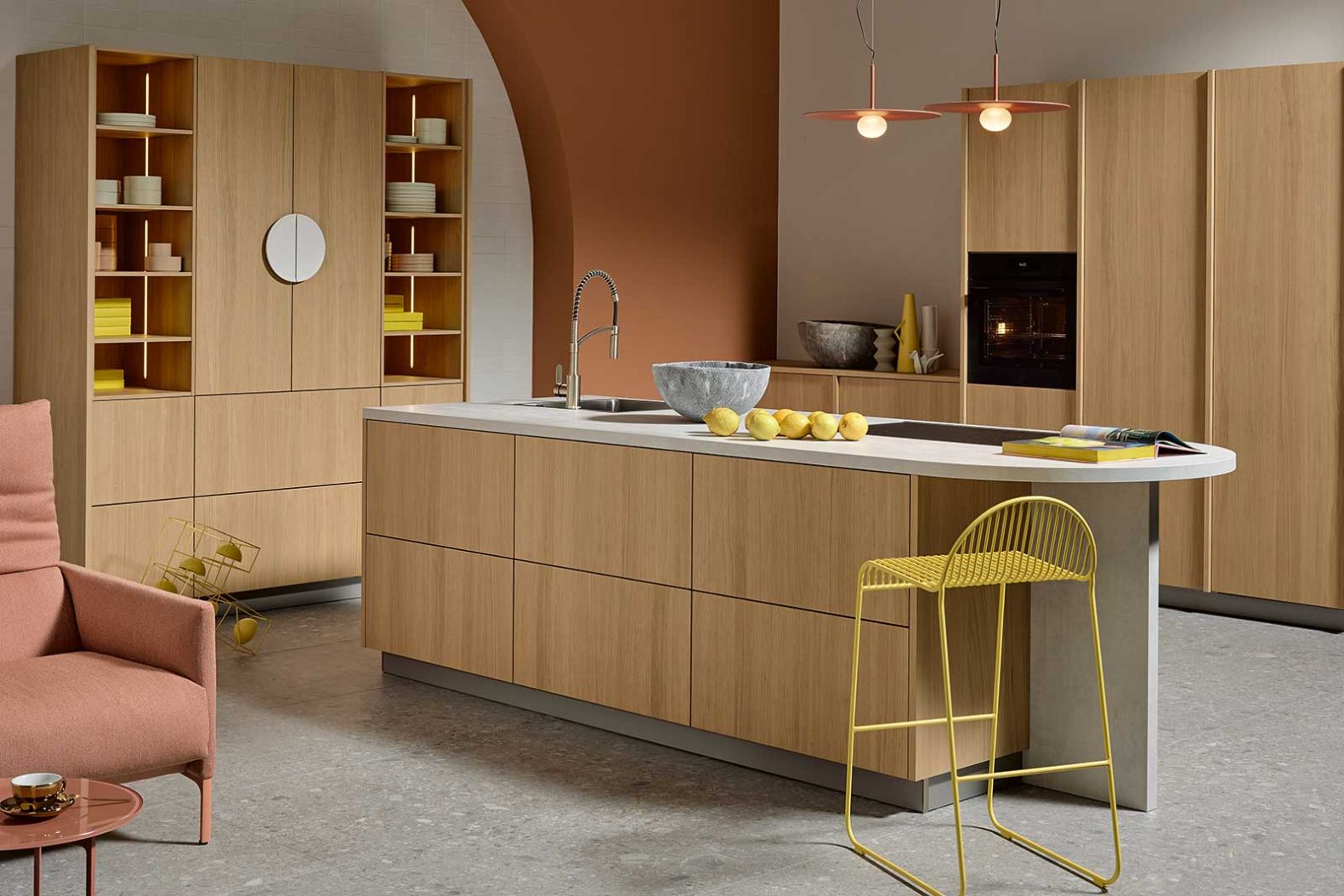 Für die Designlinie «Neo» gibt es jetzt drei neue Echtholzfronten: Nussbaum Rosado, Eiche Tobacco und Eiche Bianco. Für einen Eyecatcher am Modell «Neo Flat» sorgen die ­charakteristischen ­Designgriffe in der ansonsten grifflosen Planung. nolte.de