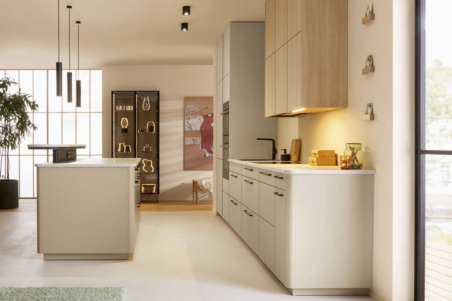 Die neue Schüller-Kollektion 2026 übersetzt den Japandi-Trend in warme Erdtöne und sanfte Rundungen, die sich organisch in offene Räume fügen und eine Atmosphäre von Ruhe und Konzentration ­schaffen. schueller.de