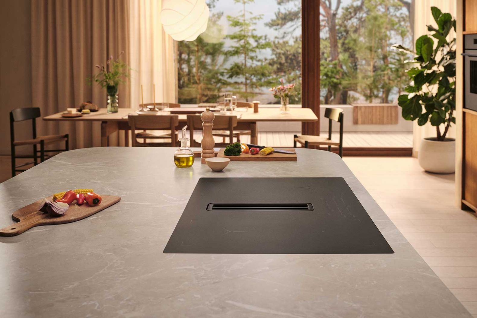 So kratzfest wie ein Edelstein, so matt wie hochwertiger Samt: Die Oberfläche des Induktionskochfeldes im ­«SaphirMatt»-Design setzt elegante Akzente, bleibt dabei viermal kratzresistenter und widerstandsfähig gegen ­Fingerabdrücke und Schmutz. electrolux.ch