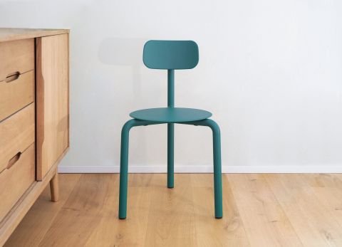Der Stuhl «Drei» findet sowohl am Esstisch, im Büro oder auf der Terrasse sein Zuhause. Er wandert aber auch gerne von Ort zu Ort, denn die handliche Rahmenkonstruktion und seine Leichtigkeit laden dazu ein, ihn überall dorthin mitzunehmen, wo man ihn gerade braucht. JAKOB SCHENK