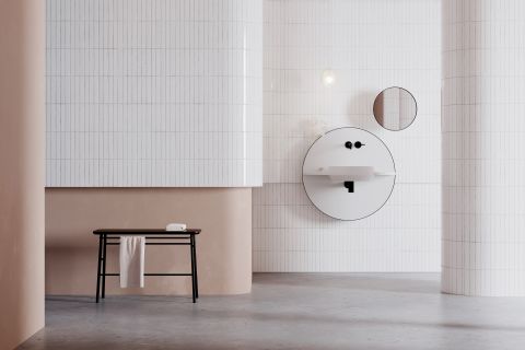 «Arco» ist ein Badmöbel mit integriertem Spiegel und dahinterliegendem, seitlich offenem Regal. Tauscht man den Waschtisch mit einer Konsole, lässt es sich zu einem eleganten Wohnmöbel umgestalten. Entworfen 2018 von MUT für den italienischen Hersteller Ex-t design. Foto: Andres Reisinger.