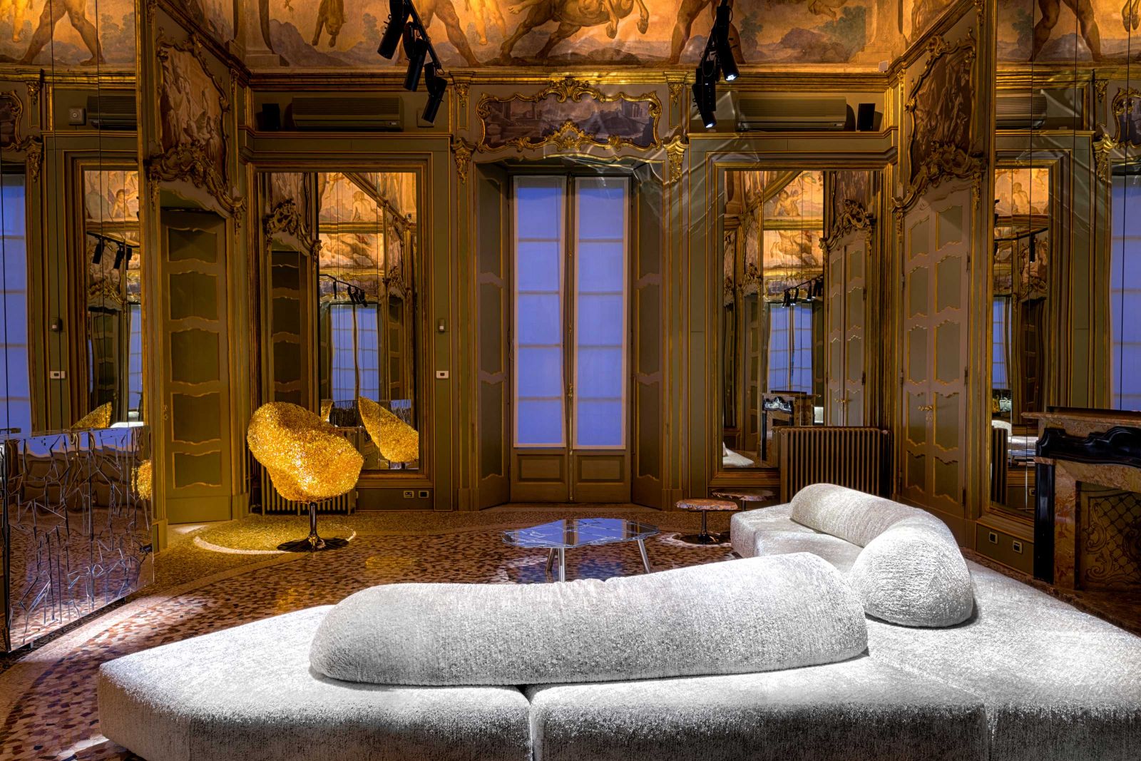 Sofa «On the Rocks», Design von Francesco Binfaré. Stuhl «Margherita», Design von Jacopo Foggini.